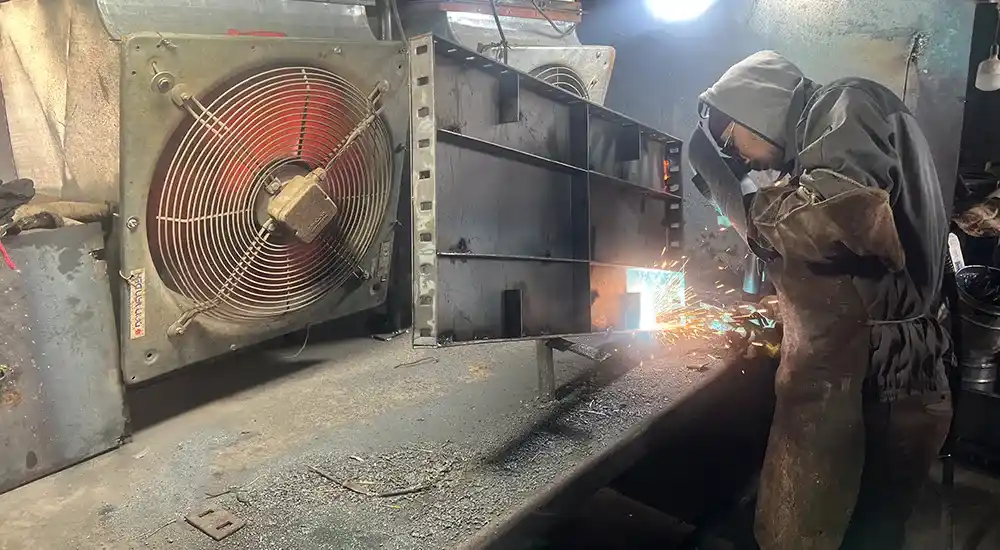 جوشکاری قالب فلزی در کارخانه با جوش co2