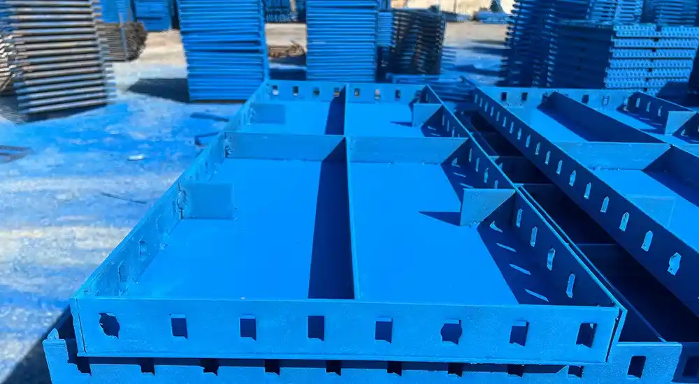 قالبهای فلزی روی زمین در کارخانه