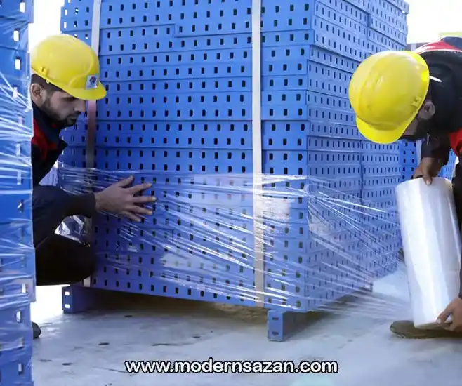 بسته بندی و آماده بارگیری قالب ها برای تحویل